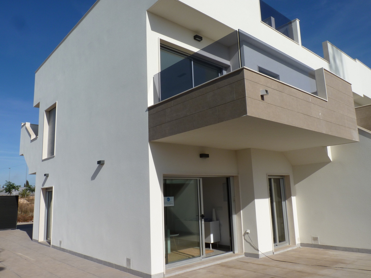 Mooie 'Nieuwbouw' bungalow met 2 slaapkamers op de bovenste of begane grond met gemeenschappelijk zwembad in Pilar de la Horadada