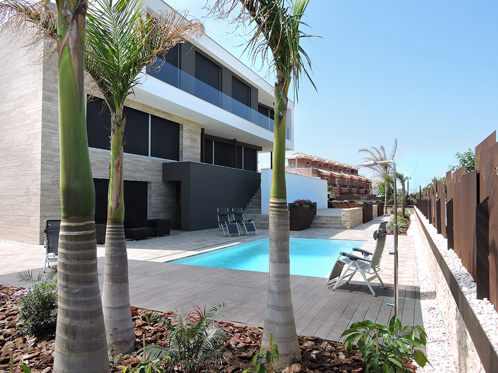 Increíble 'New Build' villa independiente grande de 7 dormitorios con piscina privada climatizada a solo 100m del mar en Torre de la Horadada