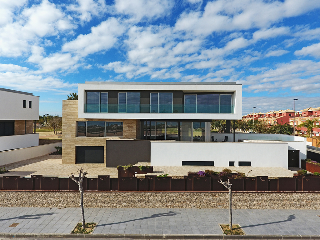 Otrolig "Nybyggd" 7 sovrum stor fristående villa med uppvärmd privat pool bara 100 meter från havet i Torre de la Horadada