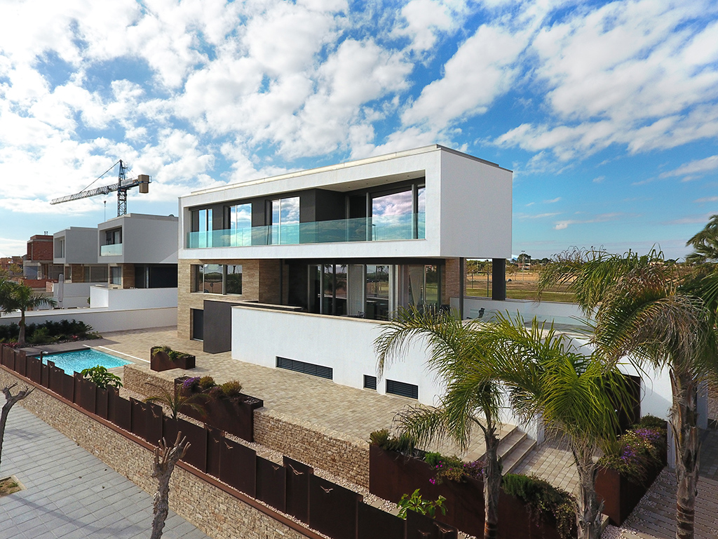 Ongelooflijke 'New Build' 7 slaapkamer grote vrijstaande villa met verwarmd privé zwembad op slechts 100m van de zee in Torre de la Horadada