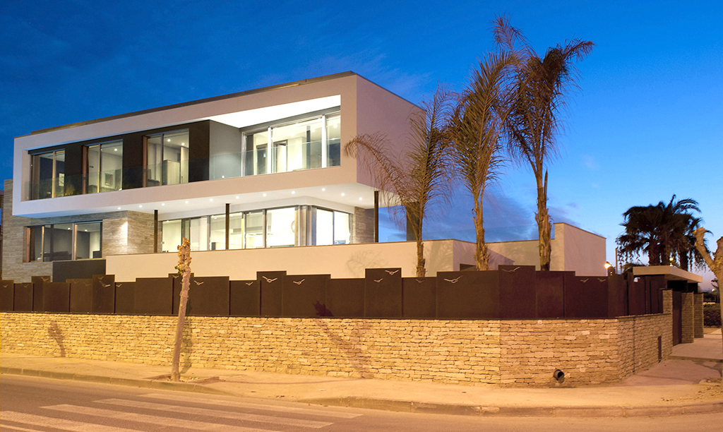 Increíble 'New Build' villa independiente grande de 7 dormitorios con piscina privada climatizada a solo 100m del mar en Torre de la Horadada