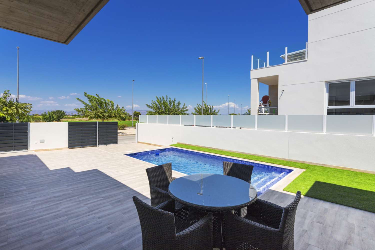 Seductora 'Key Ready' moderna villa independiente de 3 dormitorios con piscina privada en Daya Nueva