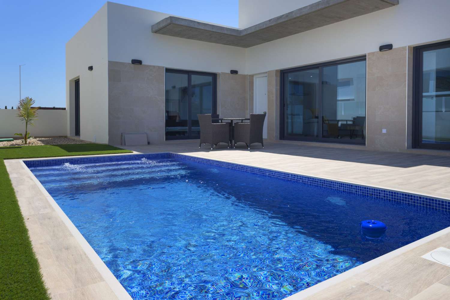 Seductora 'Key Ready' moderna villa independiente de 3 dormitorios con piscina privada en Daya Nueva