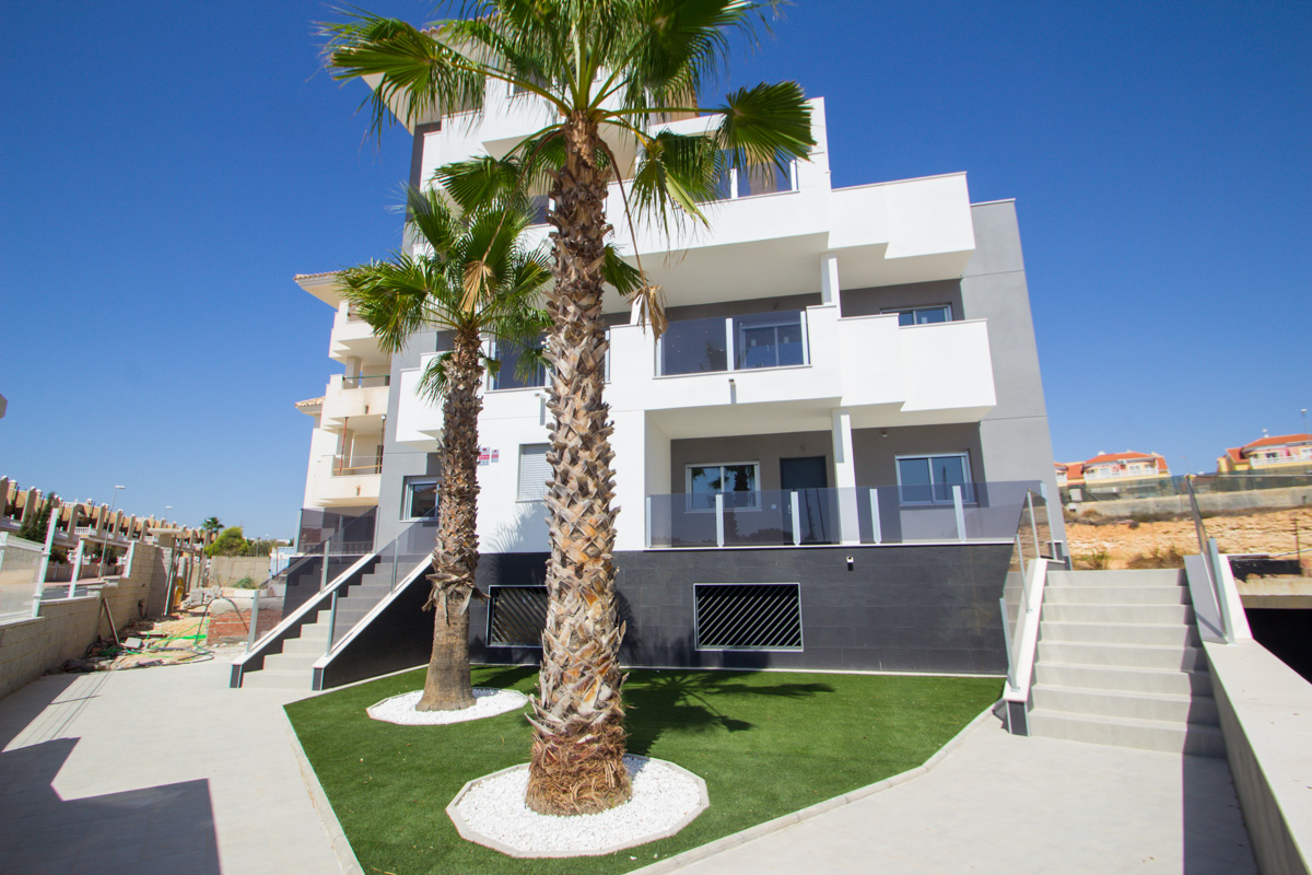 Lovely 'Key Ready' modern 3 bedroom apartment with communal pool and garage in Villamartin