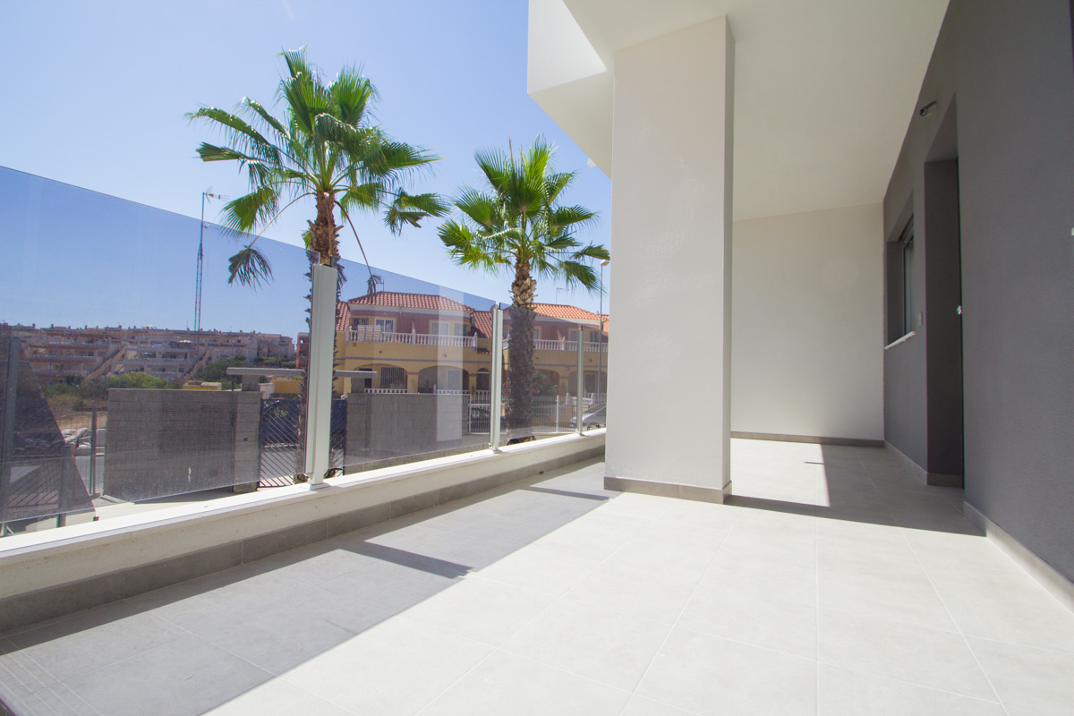 Lovely 'Key Ready' modern 3 bedroom apartment with communal pool and garage in Villamartin