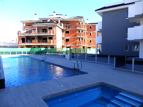 Lovely 'Key Ready' modern 3 bedroom apartment with communal pool and garage in Villamartin