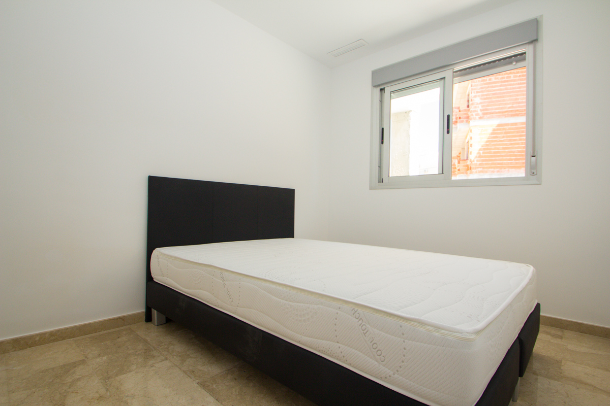 Delizioso appartamento moderno con 3 camere da letto "Key Ready" con piscina comune e garage a Villamartin