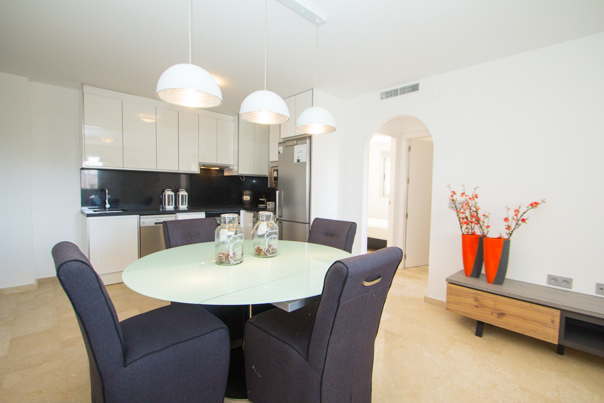 Precioso apartamento moderno de 3 dormitorios 'Key Ready' con piscina comunitaria y garaje en Villamartín