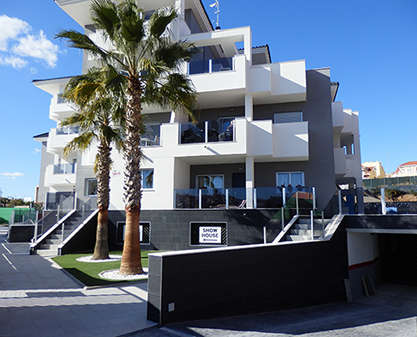 Lovely 'Key Ready' modern 3 bedroom apartment with communal pool and garage in Villamartin