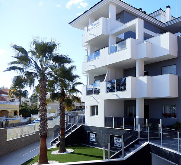 Lovely 'Key Ready' modern 3 bedroom apartment with communal pool and garage in Villamartin