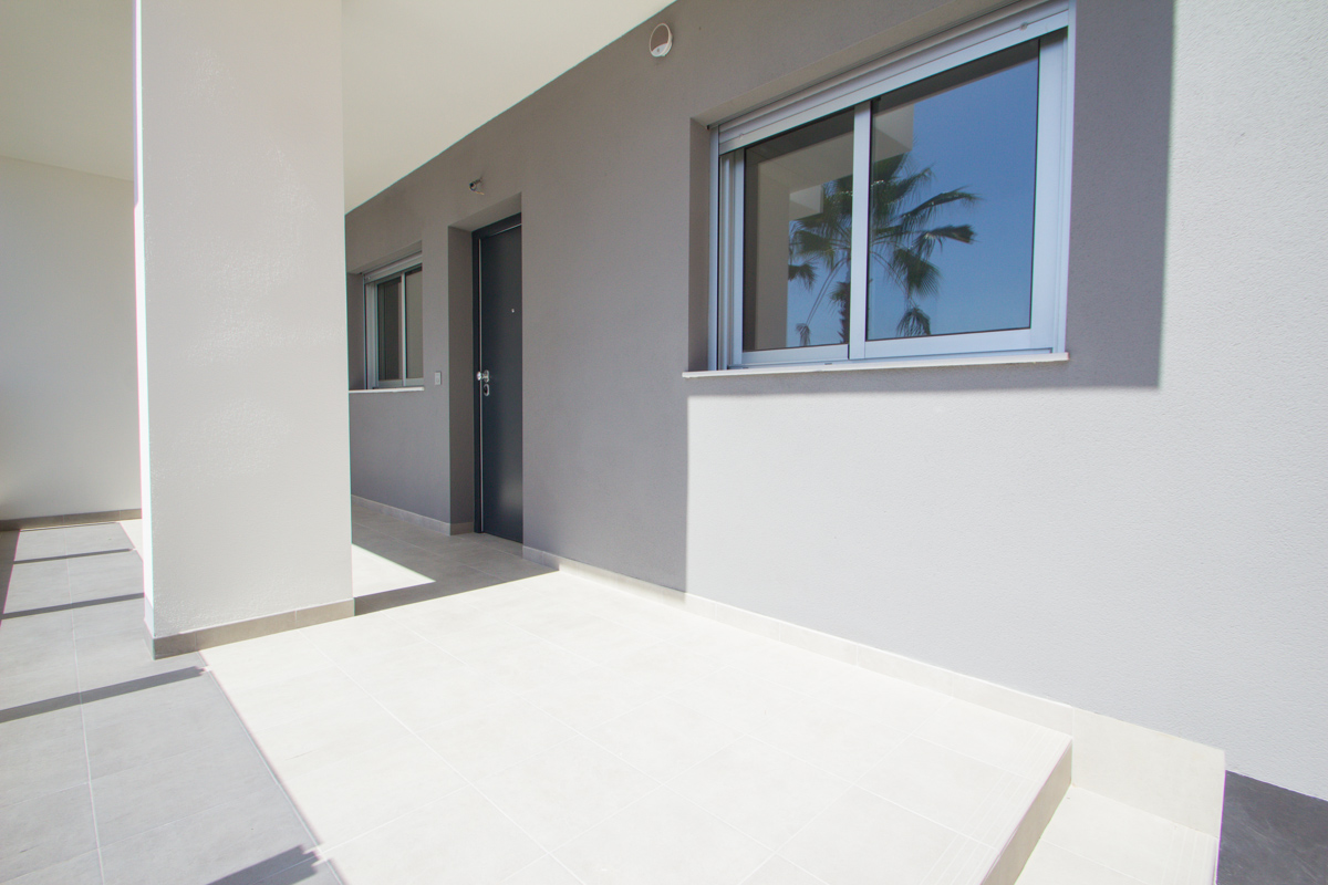 Delizioso appartamento moderno con 3 camere da letto "Key Ready" con piscina comune e garage a Villamartin