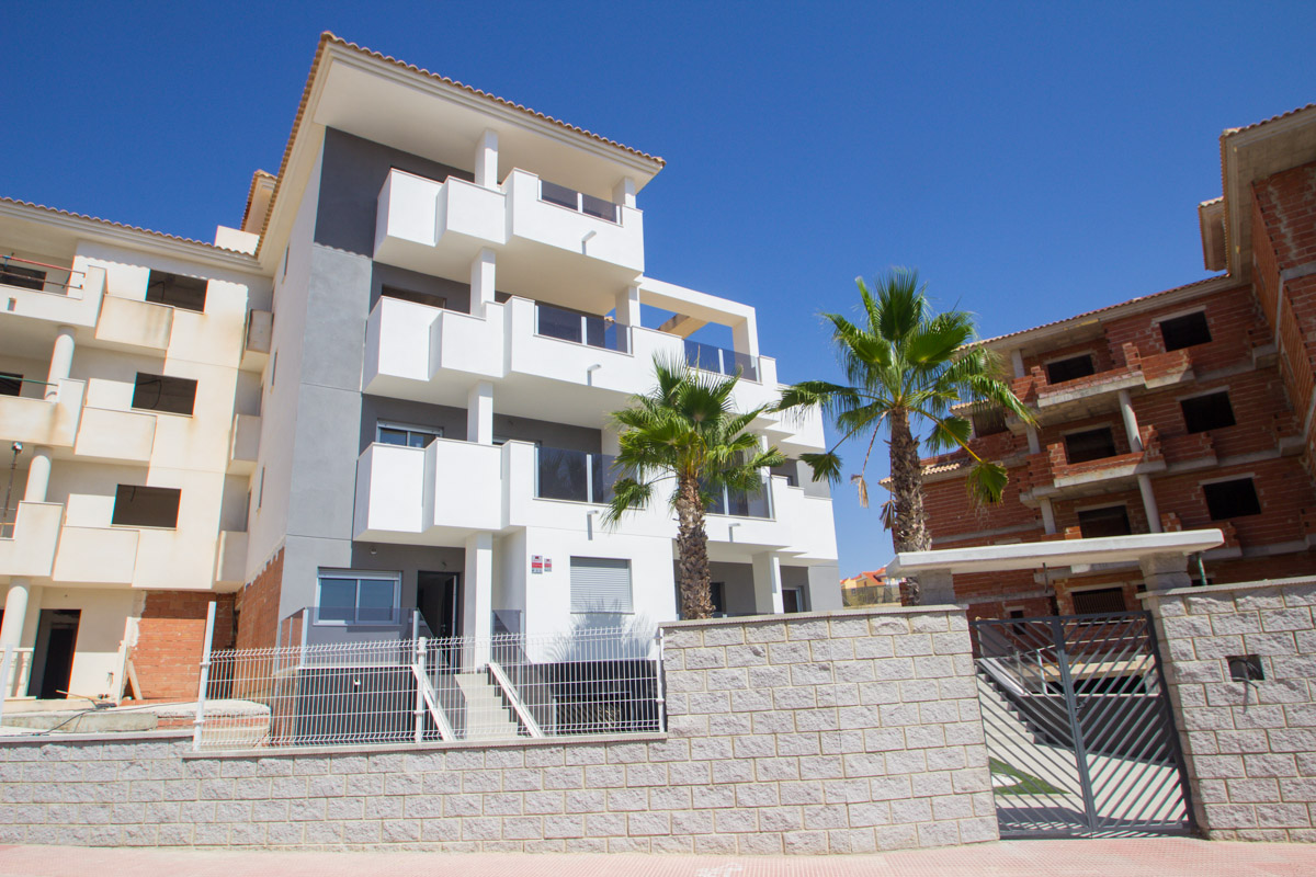 Lovely 'Key Ready' modern 3 bedroom apartment with communal pool and garage in Villamartin