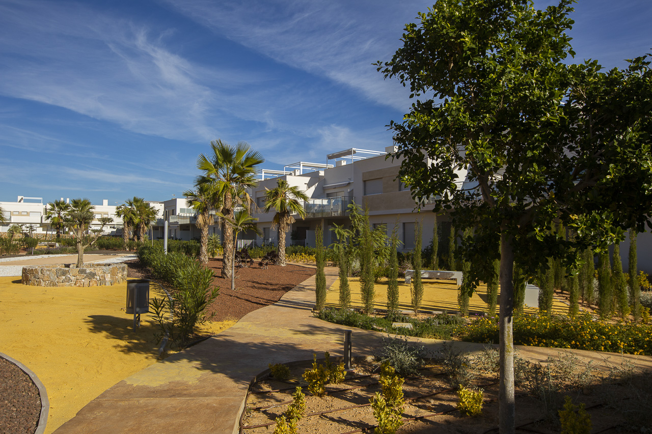 Attraktiv 2 værelses moderne bungalow lejlighed med fælles pool på Vistabella golfbane, Los Montesinos