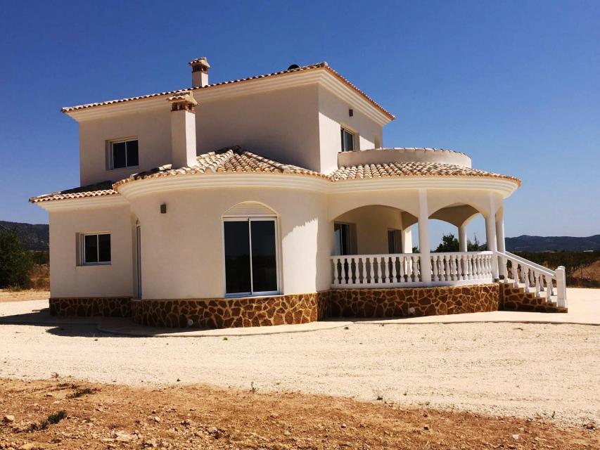 Hermosa villa de 4 dormitorios de estilo mediterráneo 'New Build' con piscina privada en Pinoso