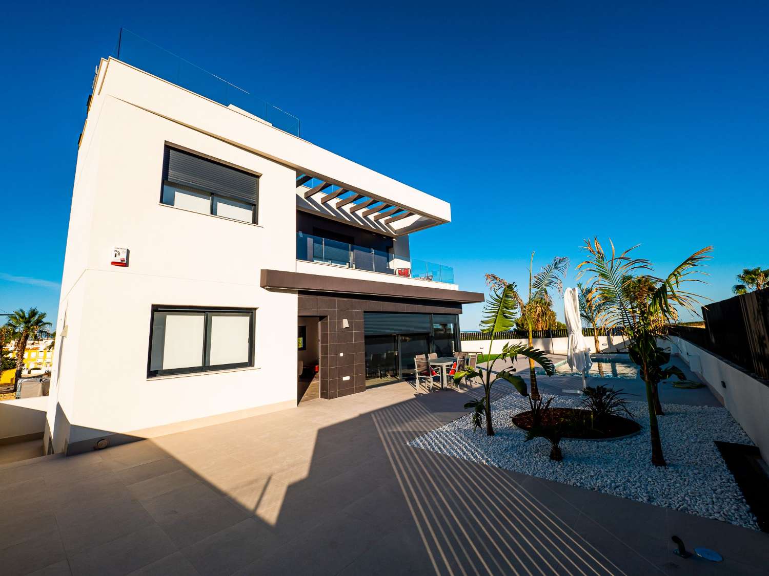 Increíble villa independiente de 3 dormitorios 'New Build' con sótano y piscina privada en el campo de golf La Finca, Algorfa